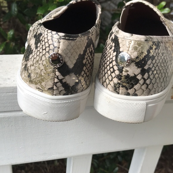 Steve Madden slip on snake like shoes size 8 1/2 - Picture 6 of 6